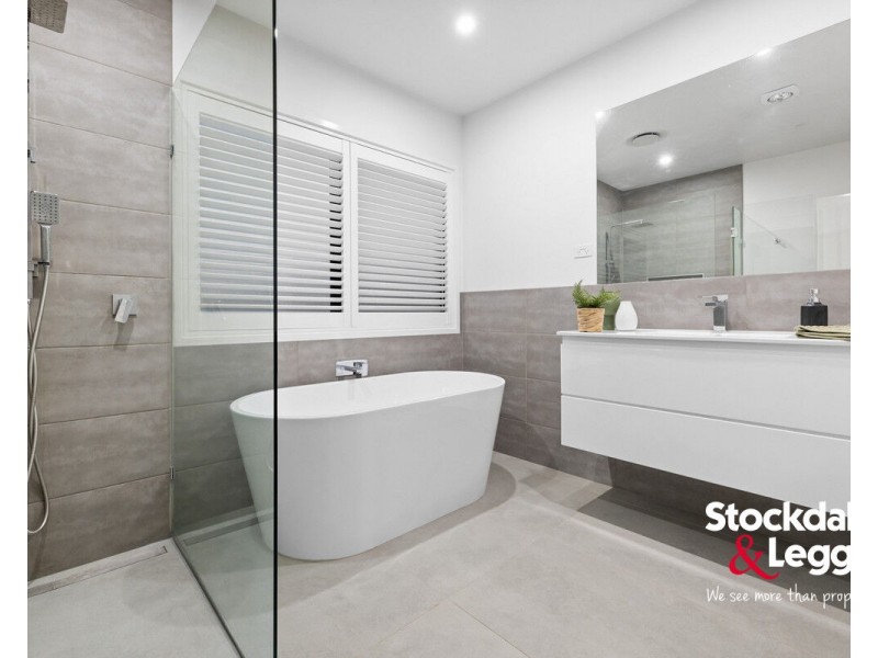 4 Lockhart Avenue, Attwood VIC 3049