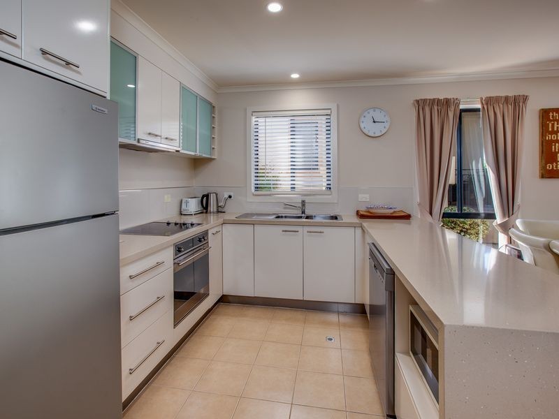 4 Peppermint Parade, Lake Hume Village NSW 3691