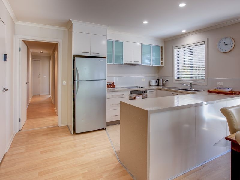 4 Peppermint Parade, Lake Hume Village NSW 3691