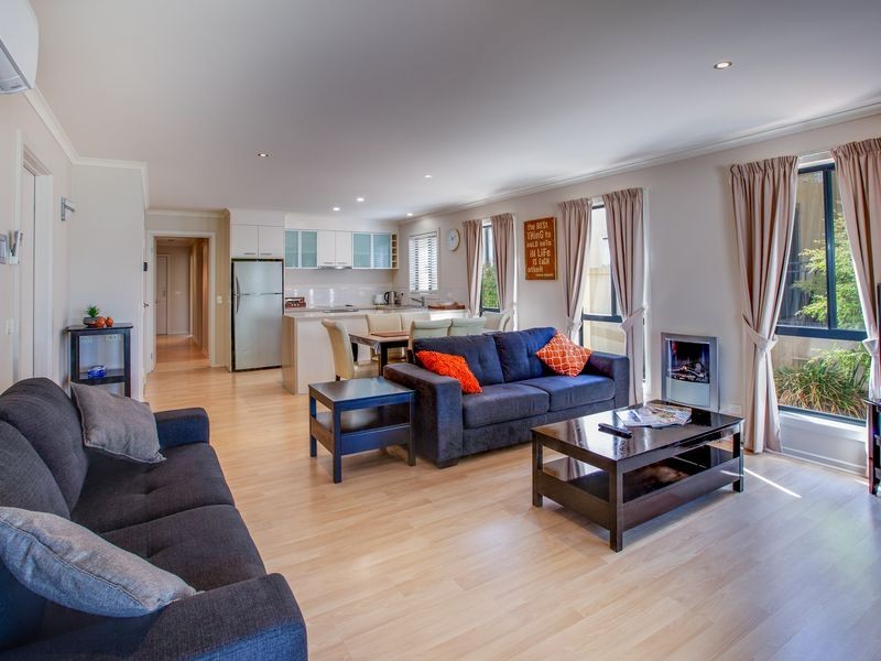 4 Peppermint Parade, Lake Hume Village NSW 3691