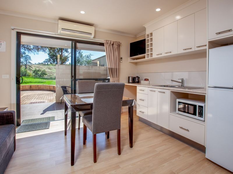 4 Peppermint Parade, Lake Hume Village NSW 3691