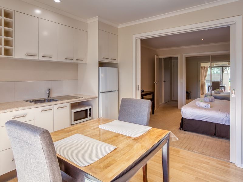 4 Peppermint Parade, Lake Hume Village NSW 3691