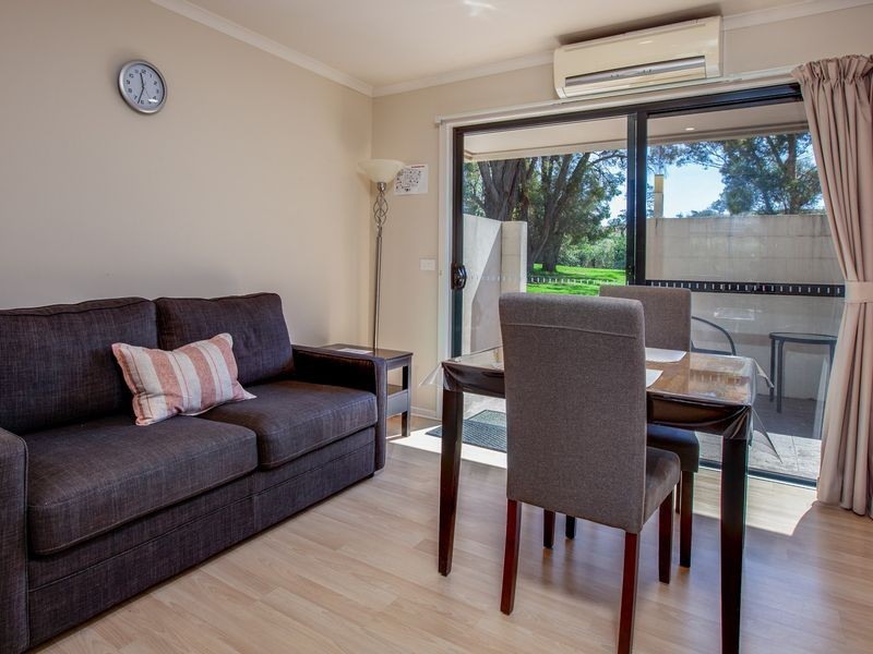 4 Peppermint Parade, Lake Hume Village NSW 3691