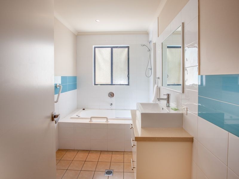 4 Peppermint Parade, Lake Hume Village NSW 3691