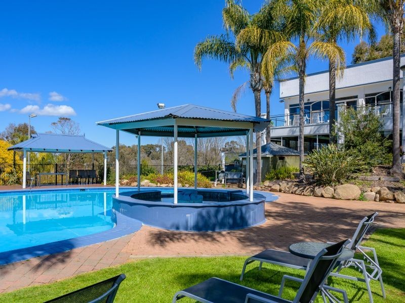 4 Peppermint Parade, Lake Hume Village NSW 3691