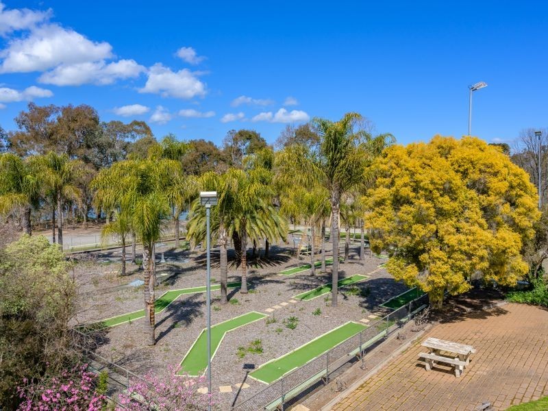 4 Peppermint Parade, Lake Hume Village NSW 3691