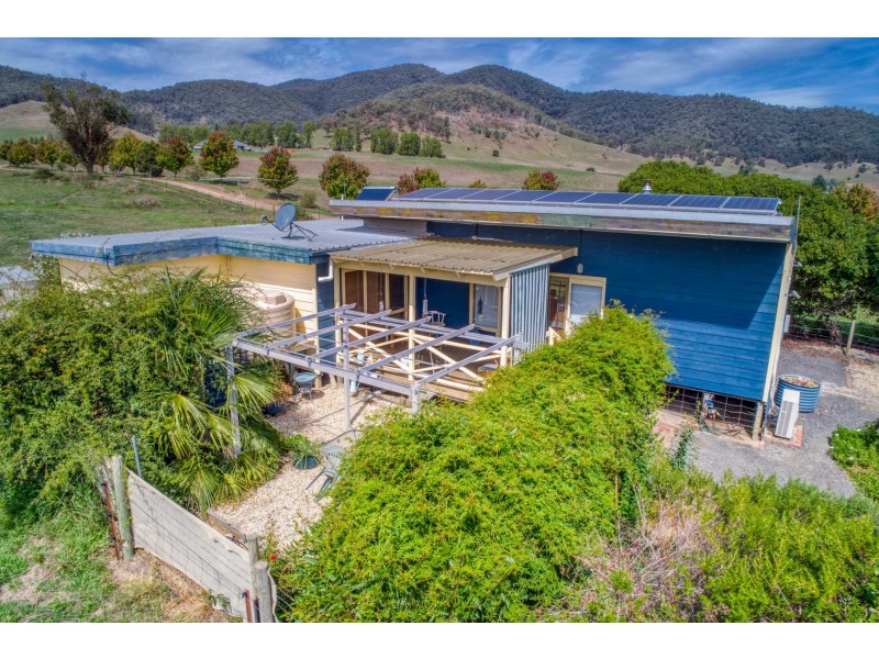 35 LITTLE SNOWY CREEK ROAD, Eskdale VIC 3701