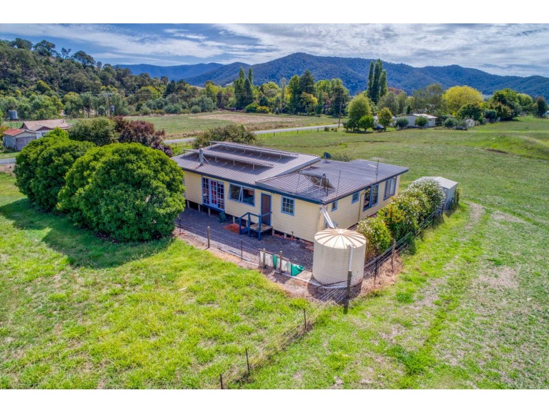 35 LITTLE SNOWY CREEK ROAD, Eskdale VIC 3701