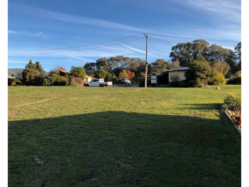 8 Cross Avenue, Dartmouth VIC 3701