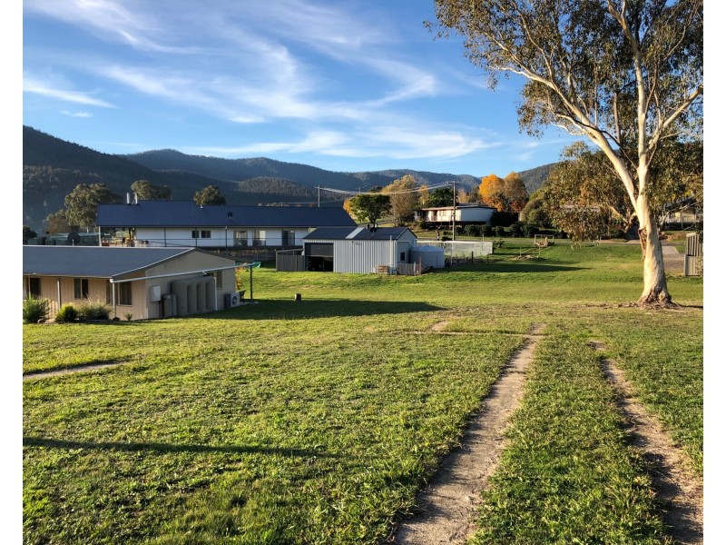 8 Cross Avenue, Dartmouth VIC 3701
