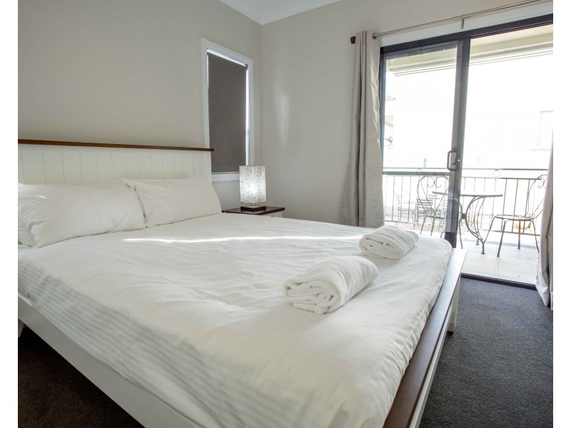 2/9 PEPPERMINT PARADE, Lake Hume Village NSW 3691