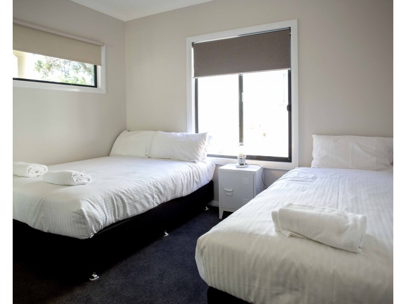 2/9 PEPPERMINT PARADE, Lake Hume Village NSW 3691