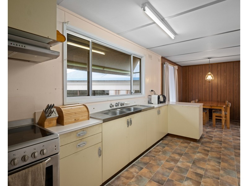 15 Cross Avenue, Dartmouth VIC 3701