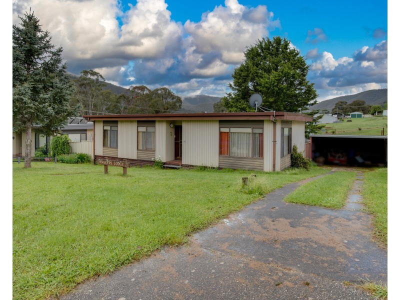 16 Cross Avenue, Dartmouth VIC 3701