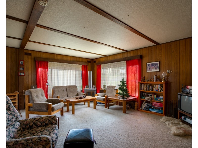 16 Cross Avenue, Dartmouth VIC 3701