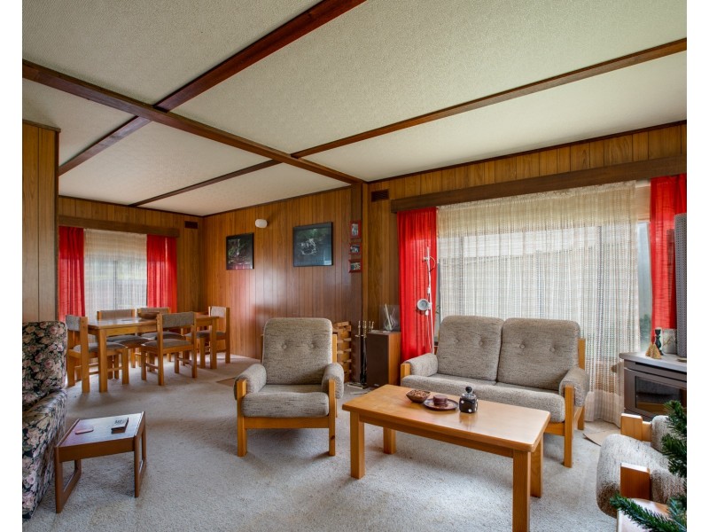 16 Cross Avenue, Dartmouth VIC 3701