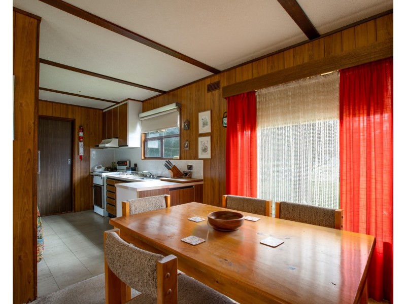 16 Cross Avenue, Dartmouth VIC 3701