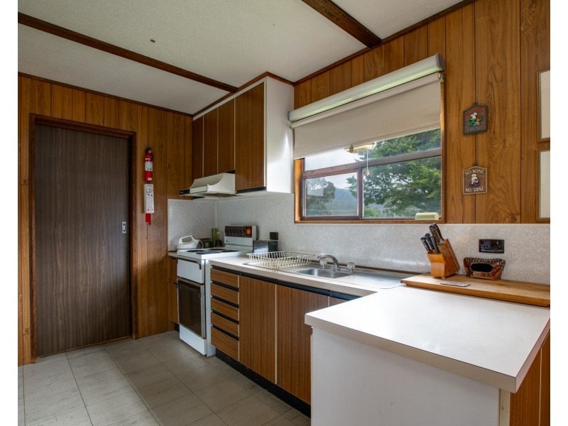 16 Cross Avenue, Dartmouth VIC 3701