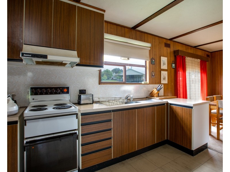 16 Cross Avenue, Dartmouth VIC 3701