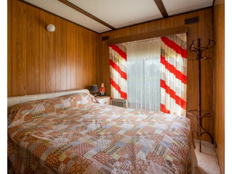 16 Cross Avenue, Dartmouth VIC 3701