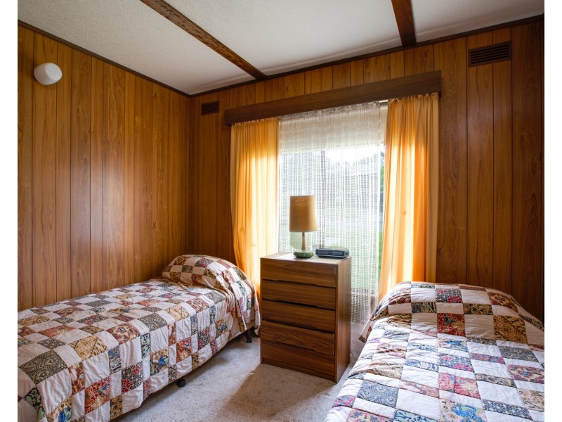 16 Cross Avenue, Dartmouth VIC 3701