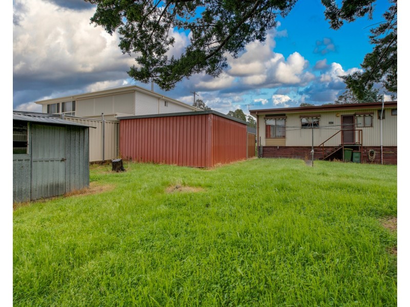16 Cross Avenue, Dartmouth VIC 3701