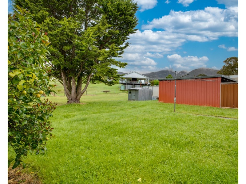16 Cross Avenue, Dartmouth VIC 3701