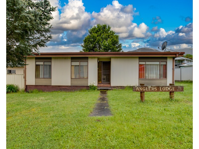 16 Cross Avenue, Dartmouth VIC 3701