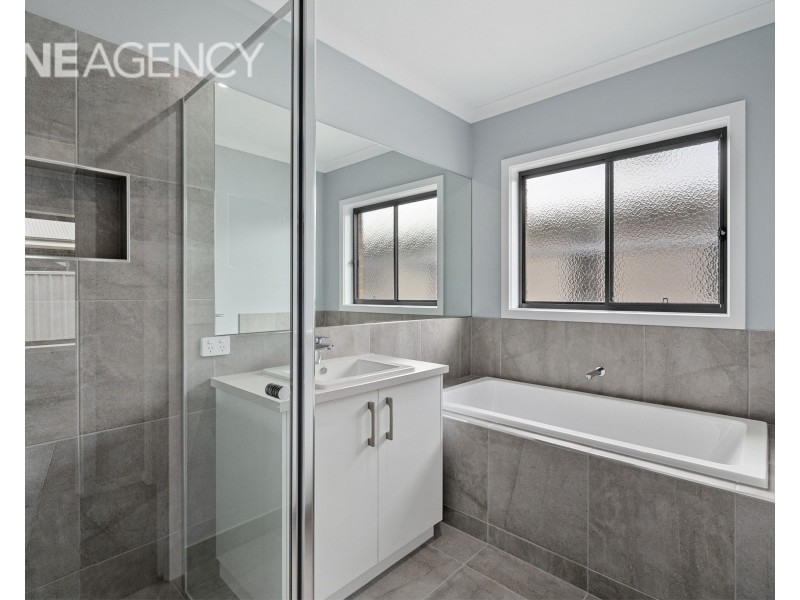 242 Brooklyn Drive, Thurgoona NSW 2640