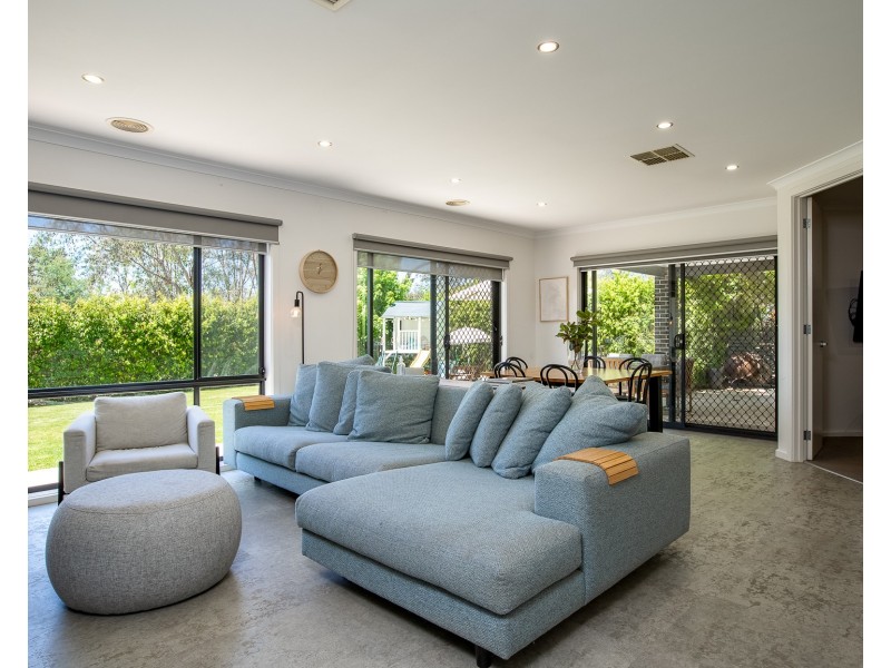 23 RIVERSIDE BOULEVARD, Killara VIC 3691