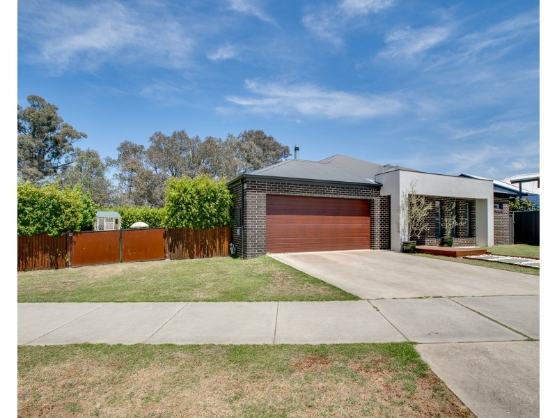 23 RIVERSIDE BOULEVARD, Killara VIC 3691