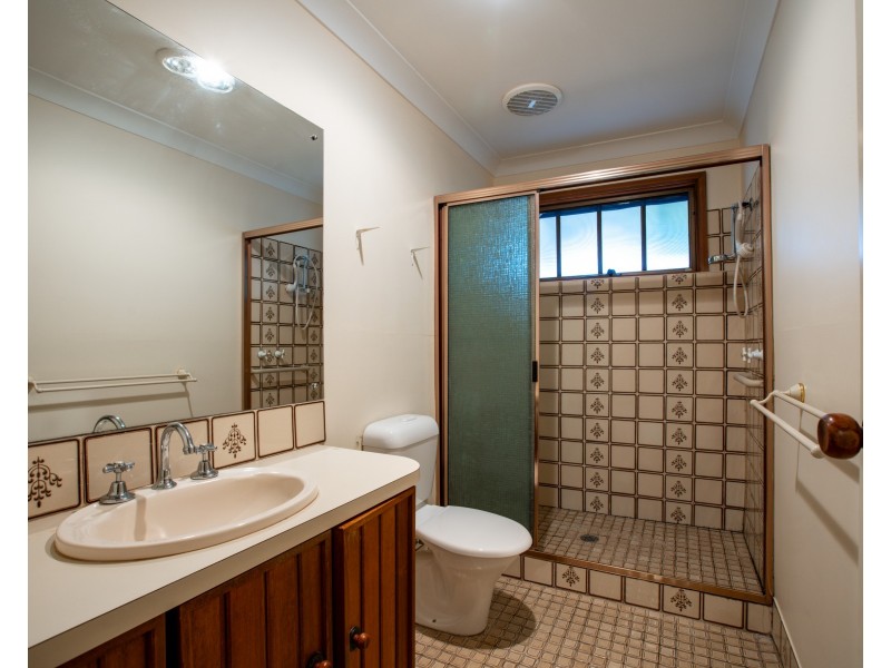 15 HALLAWELL CRESCENT, Wodonga VIC 3690