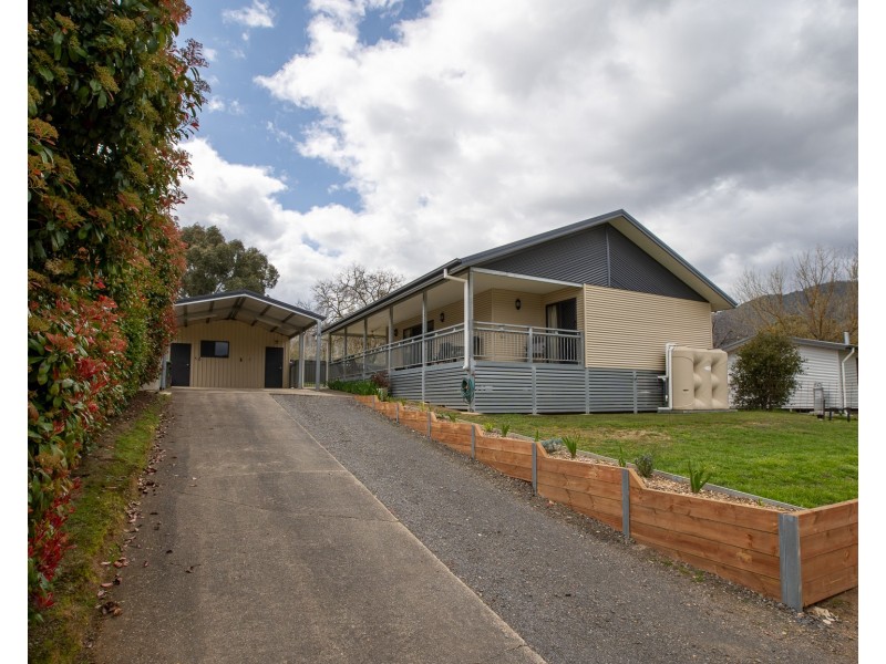 8 TOKES CRESCENT, Dartmouth VIC 3701