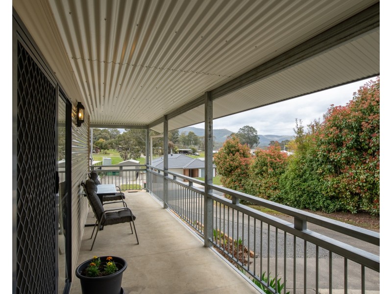 8 TOKES CRESCENT, Dartmouth VIC 3701