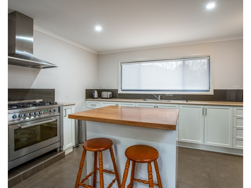 8 TOKES CRESCENT, Dartmouth VIC 3701