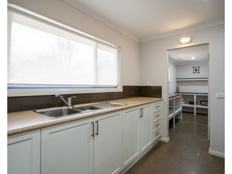 8 TOKES CRESCENT, Dartmouth VIC 3701
