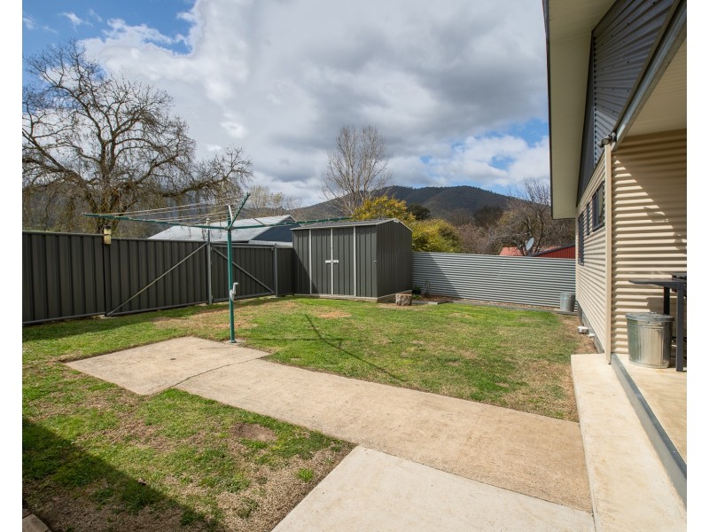 8 TOKES CRESCENT, Dartmouth VIC 3701