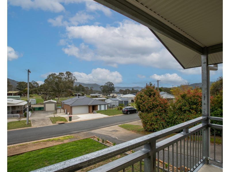 8 TOKES CRESCENT, Dartmouth VIC 3701