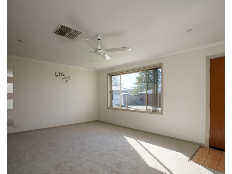 2/12 OAKMONT CIRCUIT, West Wodonga VIC 3690