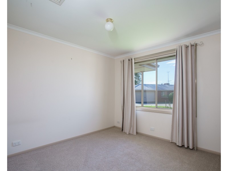 2/12 OAKMONT CIRCUIT, West Wodonga VIC 3690