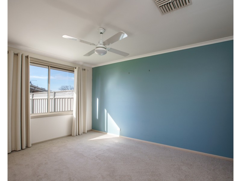 2/12 OAKMONT CIRCUIT, West Wodonga VIC 3690