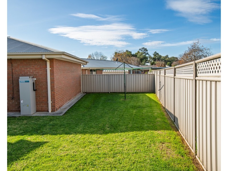 2/12 OAKMONT CIRCUIT, West Wodonga VIC 3690