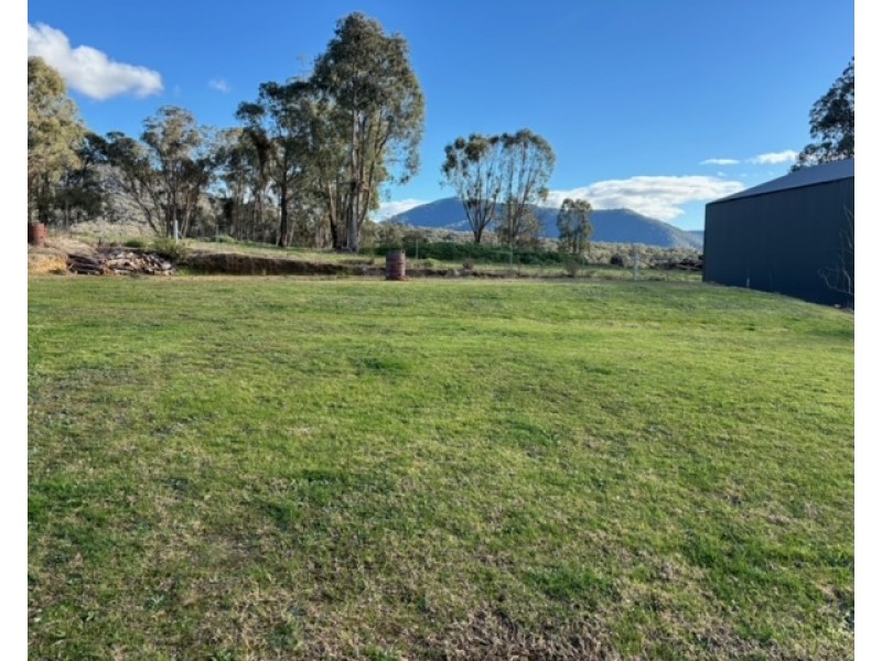 11 Cross Ave, Dartmouth VIC 3701