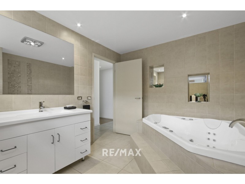 53 Sea-Lakes Close, Lakes Entrance VIC 3909