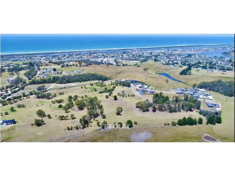 52 Country Club Drive, Lakes Entrance VIC 3909