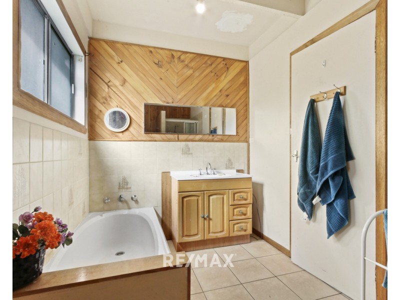 63 Capes Road, Lakes Entrance VIC 3909