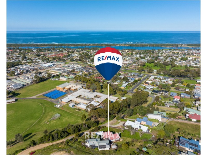 19 Outlook Avenue, Lakes Entrance VIC 3909