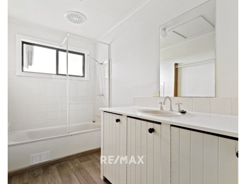 19 Outlook Avenue, Lakes Entrance VIC 3909