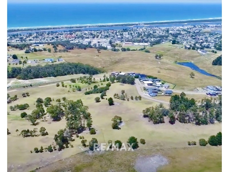 52 Country Club Drive, Lakes Entrance VIC 3909
