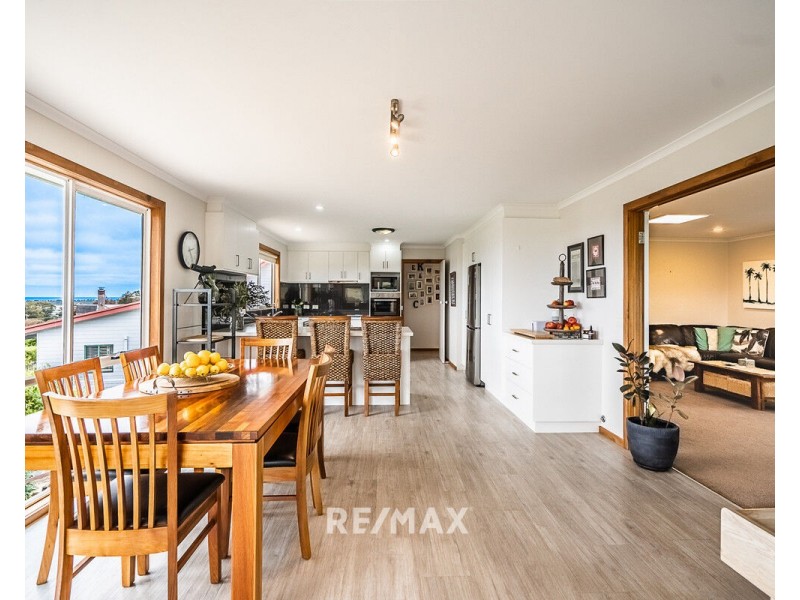 21 Outlook Avenue, Lakes Entrance VIC 3909